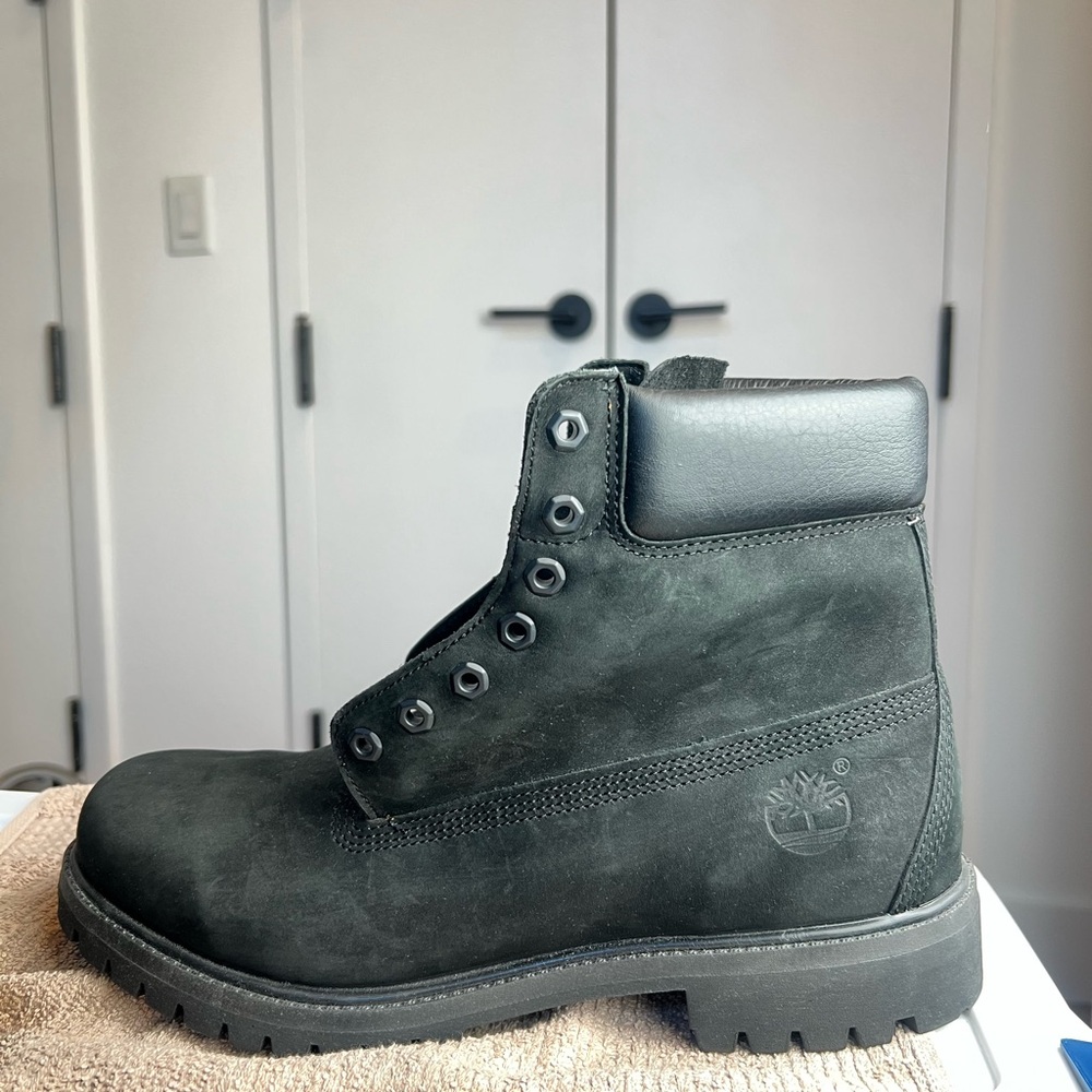 Timberland Black Boots with High-Top Design and Padded Collar - Picture 3 of 13